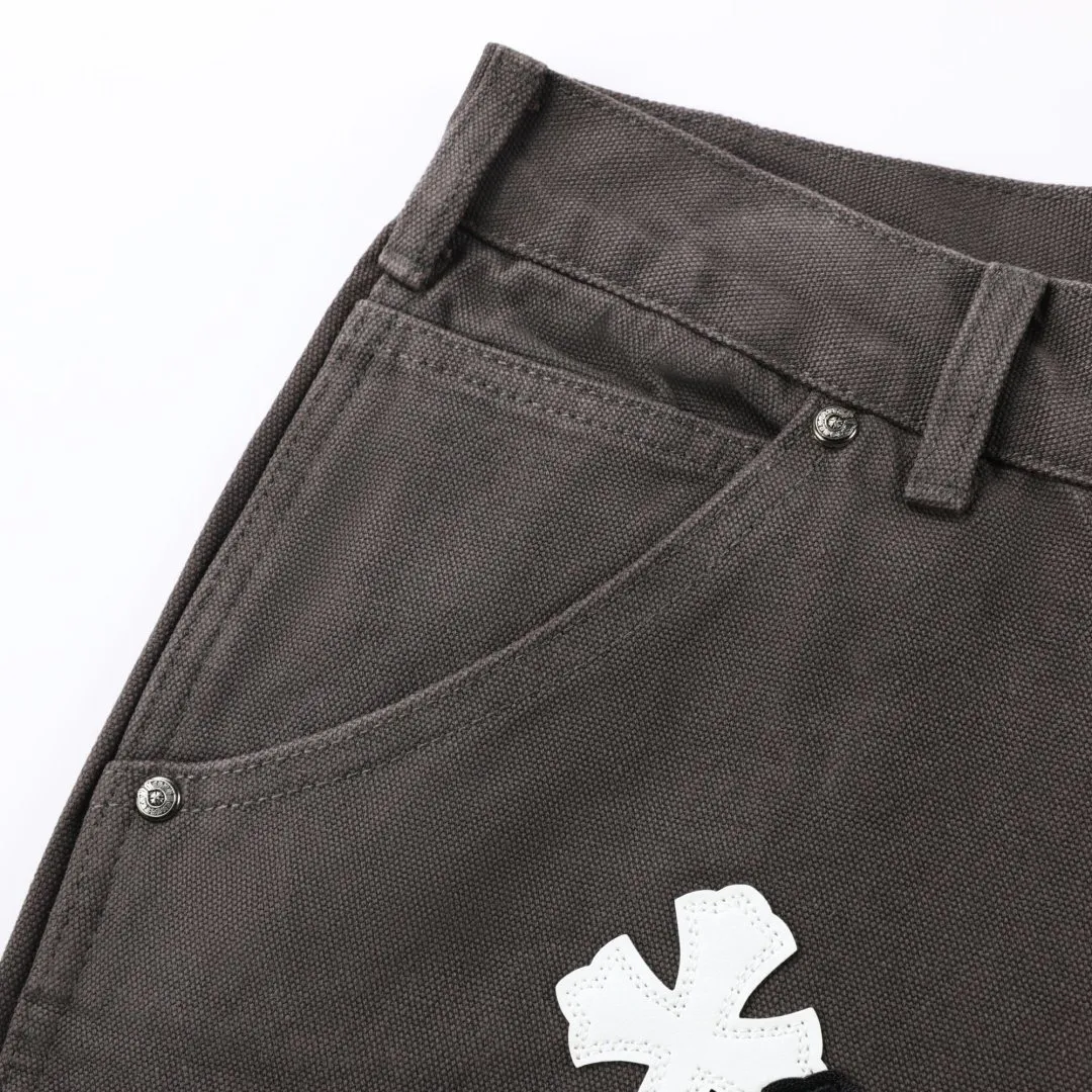 P280 💰 (Top version) Chrome hearts Cross patch leather jeans workwear logging pants Chrome hearts logging pants are here! ! ! CH Croix Heart Double Knee Cross Patch Leather Bo1 Style Logging Pants Straight-leg Work Pants B136 Croix Heart Cross Sanskrit Overalls Price 20W level, patchwork cross pattern embellishment, high-waisted washed jeans! ! Absolutely high-end luxury products, 1.9W level god-level single products, super popular products, made by top heavy industry, not to be missed. About Zangyin, this is an extremely luxurious fashion brand, which can also be called the nobles of the high street. It has always been an exclusive brand of some hipsters or rich second generation. Compared with ordinary high streets, it is more luxurious and noble. Compared with luxury brands, it has a more fashionable personality and has always been a brand that I have a special liking for. Imported yarn is custom-woven into a high-density twill canvas. While ensuring a crisp silhouette, the fabric feels very delicate. It follows the B01 classic silhouette. The upper body is crisp and stylish. The ready-made garments are stone-milled and washed with fermentation. They can be matched with any style. Buttons and zinc are washed with genuine YKK retro metal products. Double-layered canvas on the front. Perfect details. All hardware is perfect. Size: S-XXL Color: Picture color